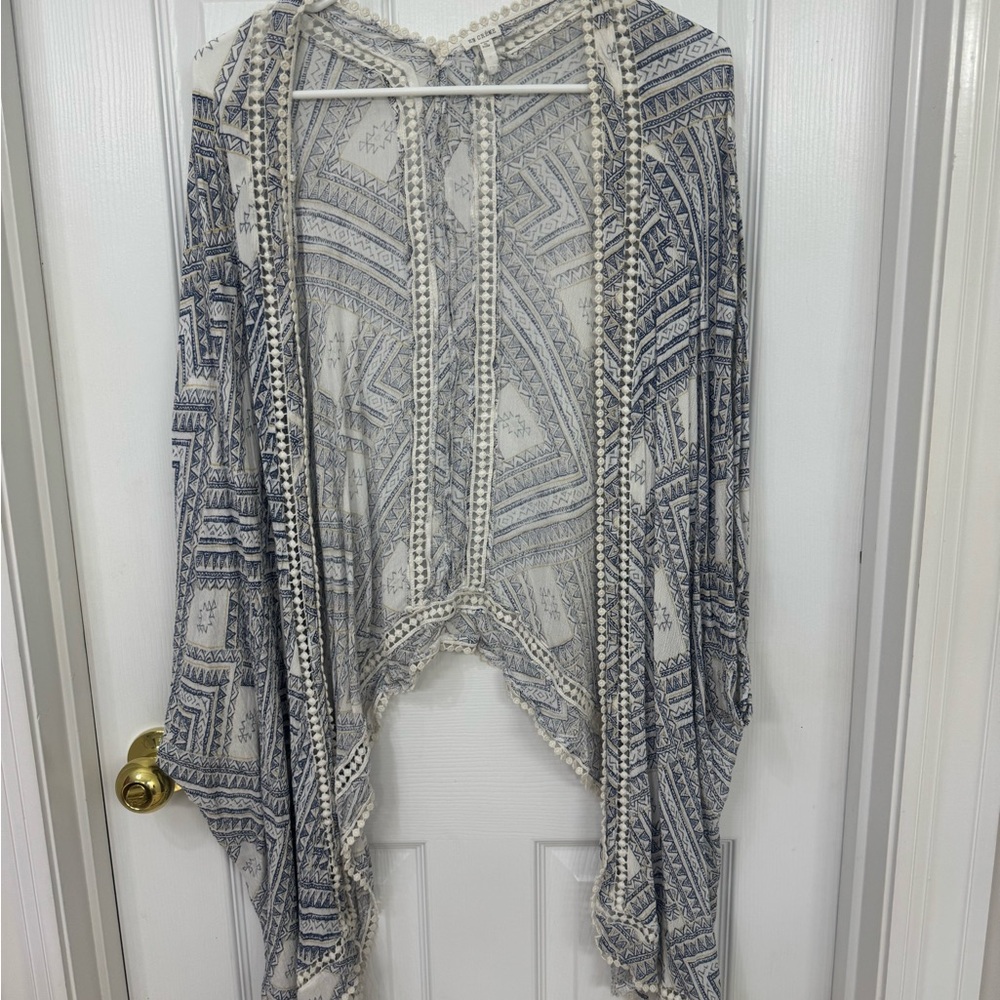 En Creme Blue and White Patterned Top